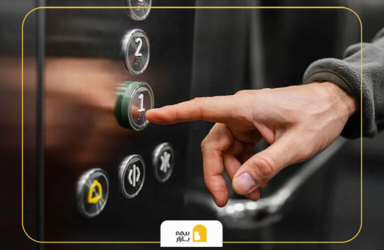 انگشت روی کلید آسانسور در حال لرزش