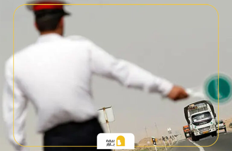 پلیس در حال توقیف خودرو به دلیل جرایم ستارهدار